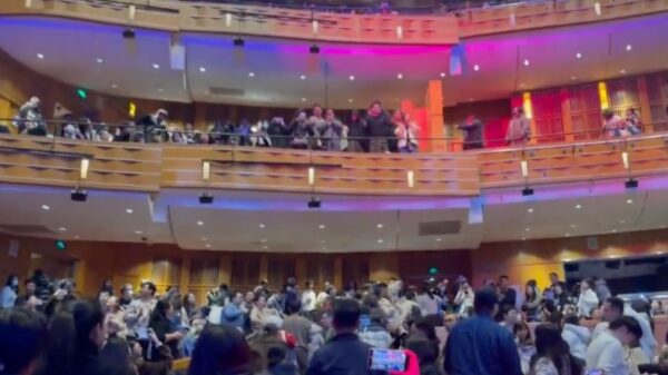 中国上海 劇場で響き渡ったタブーの歌【動画あり】