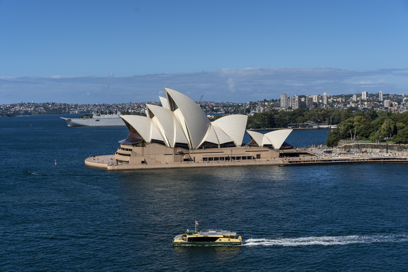 世界初　オーストラリア　16歳未満SNS使用禁止令施行 罰金48億円