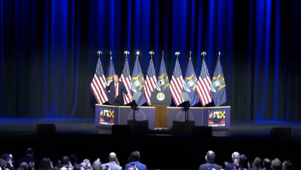 トランプ氏 反イラン政権の抗議者に向けて「支援は間もなく届く」と表明