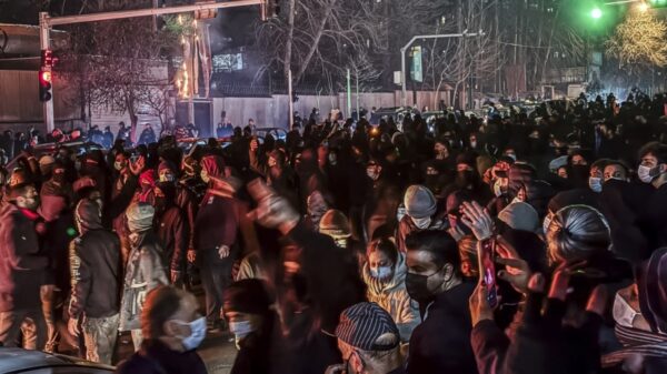 イラン著名監督と俳優　テヘランの抗議で銃撃され死亡