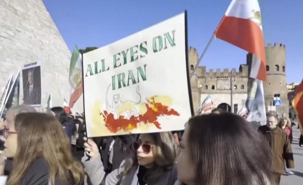 トランプ氏　37年の「ハメネイ体制」終結を訴え　世界各地で対イラン抗議も