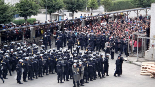 英スカイニュース記者　中国でストライキ取材中に当局が連行