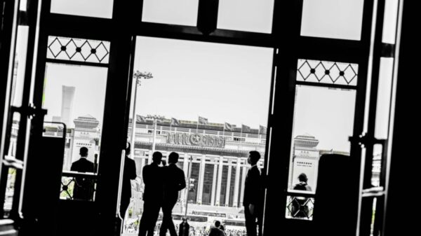 習近平　外国大使に「群盲象を評す」説く　SNSで辛辣な声