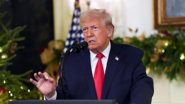 トランプ氏がイランに警告 「抗議者を暴力的弾圧なら米国介入」