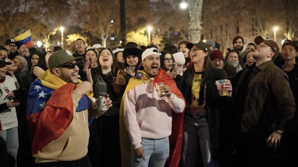 ベネズエラ人がマドゥロ氏拘束に歓喜　涙流す人も