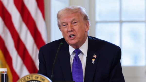 胸元は「ハッピートランプ」　でも本人は「ハッピーじゃない」？