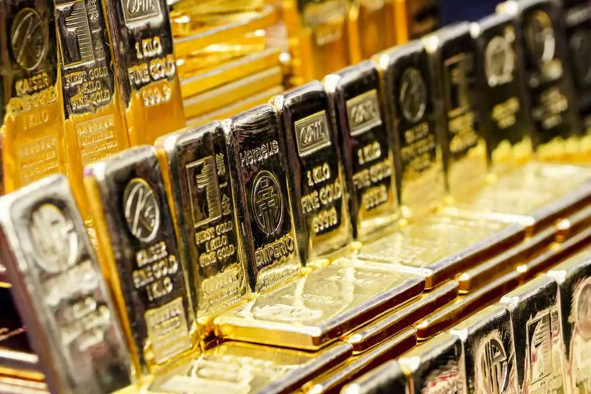 金が2万7千円台に初乗せ　銀も最高値　グリーンランド情勢で安全資産買い