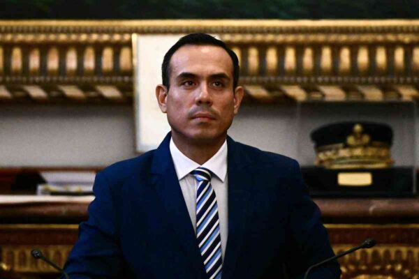 ペルー大統領　中国人実業家との癒着疑惑で罷免