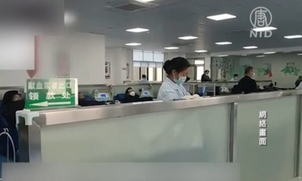 中国 病院前に立つ失業者 「血でつなぐ生活」