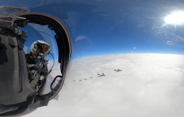 日本海及び東シナ海で日米共同訓練実施　B-52戦略爆撃機も参加し同盟結束誇示