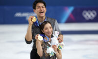 フィギュアスケート　りくりゅうペアが五輪で金メダル