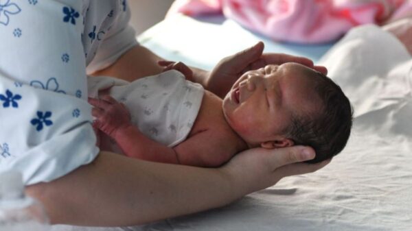 祖父が与えた酒で5か月児　肝不全寸前に＝中国