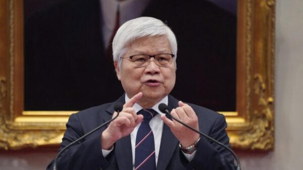 TSMC会長が本を取り出す場面に　高市首相も驚きの表情