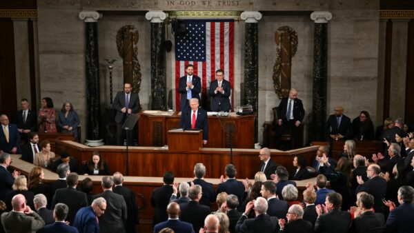 トランプ氏一般教書演説　世論調査　視聴者約3分の2が好印象