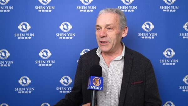 元フランス県議会議員が家族と神韻を鑑賞 「救済への道が示されている」と称賛