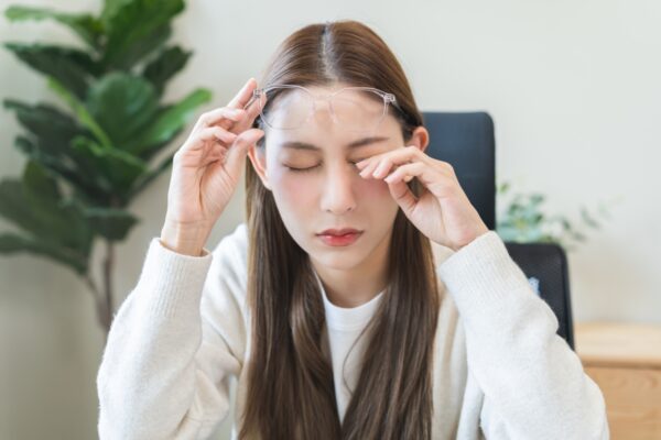 オフィスワーカーに多い眼精疲労――6つの症状と基本ケア