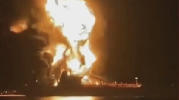 イラク沖でタンカー2隻炎上　イラン革命防衛隊　ホルムズ海峡の無許可航行に攻撃警告