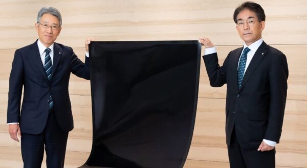 薄く軽く曲がるペロブスカイト太陽電池を実用化　積水化学がSOLAFILの事業開始