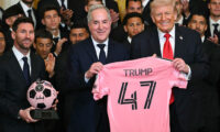 メッシ選手らがホワイトハウス訪問　トランプ米大統領「君はペレより上手いかも」
