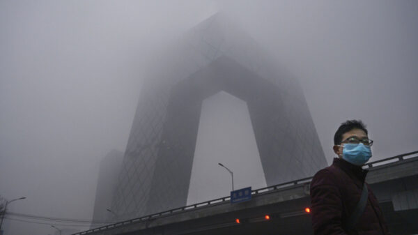 「独占」と言い張る現場に他社ずらり　中国国営テレビに失笑