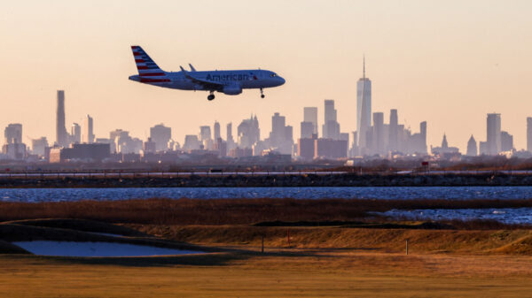 ICE職員を全米14空港に派遣　トランプ氏はマスク着用に否定的