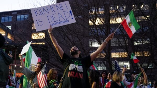 イラン政権交代に期待　国民が街頭で踊り歓喜