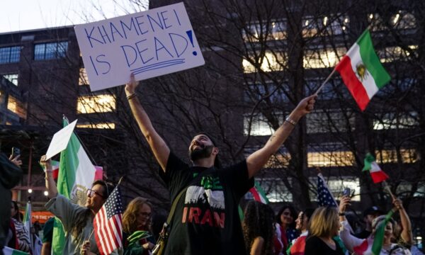 イラン政権交代に期待　国民が街頭で踊り歓喜