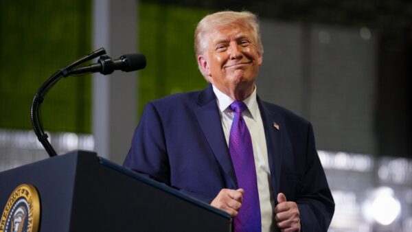 イランの主要艦艇すべて撃沈　トランプ氏「標的は残りわずか」