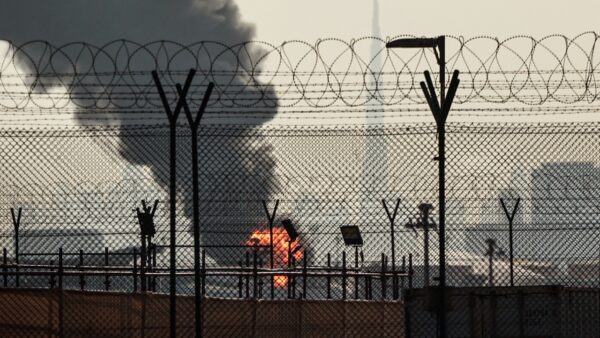 イランがドローン空襲　中東のハブ空港で火災　黒煙上がる