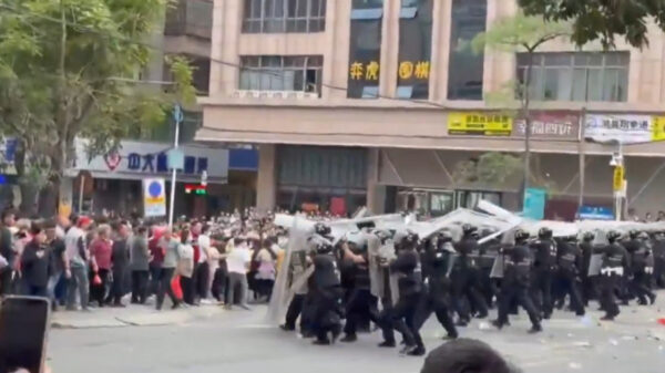 広東省で大規模抗議　住民が機動隊に投石