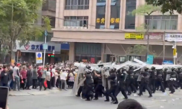広東省で大規模抗議　住民が機動隊に投石