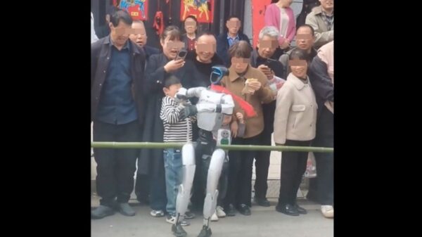 中国ロボットショーで子供に直撃事故