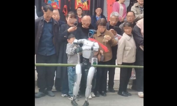 中国ロボットショーで子供に直撃事故