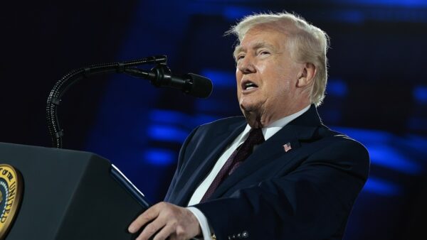 トランプ氏「イラン高官　口封じ恐れ協議認めず」