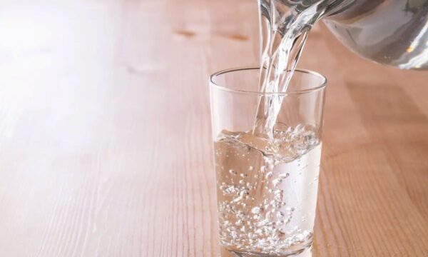 「お湯を飲むとダイエットや痛みが和らぐ」は本当？