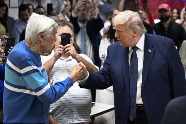 トランプ大統領　フロリダ・ベネズエラ街サプライズ訪問！　住民「ありがとう」歓声