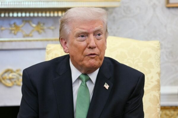 トランプ氏　訪中を延期　イラン情勢受け5～6週間後に再調整