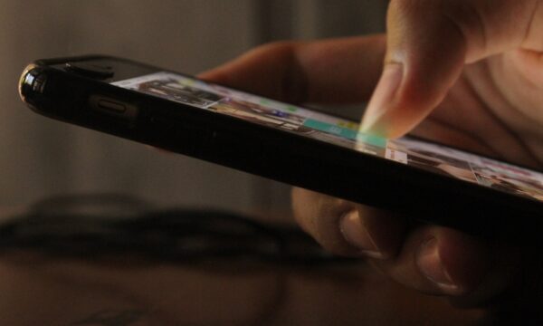 寝る前のドゥームスクロールが最悪の行為かもしれない——新研究が示唆