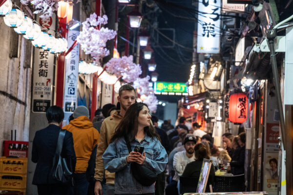 日本の移民政策が引き締めへ　永住権の所得要件引き上げを検討