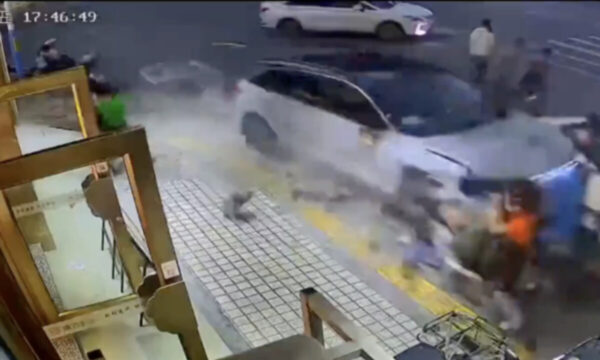 中国でまた「社会報復」か　学校前に暴走車