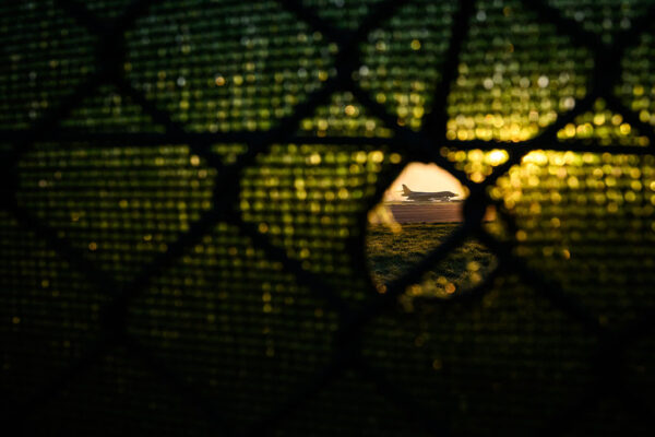 米軍機と空軍基地施設を違法に撮影した中国人留学生が逮捕