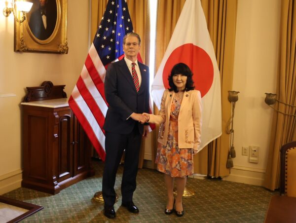 日米財務相　為替・原油で連携確認　米長官5月訪日へ調整