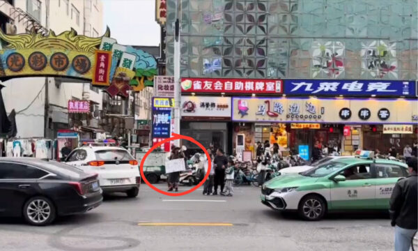 中国 反日叫んだ男を警察が連行