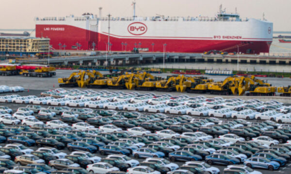 中国EV値下げ止まらず 香港著名大学教授「集団自殺のようなもの」