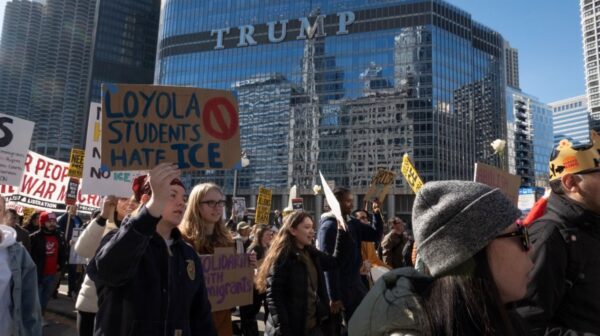 「No King」抗議で共産主義の赤旗　背後の勢力が浮上