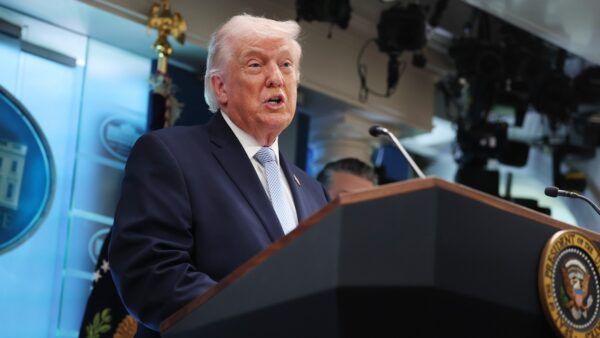 イランが停戦違反なら致命的攻撃も　トランプ氏警告