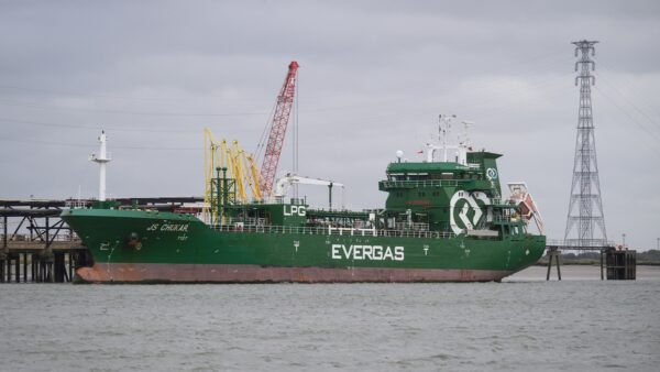 ホルムズ海峡通航難でエネルギー市場動揺　172隻のタンカーが米国へ