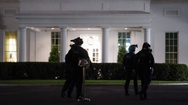 米の夕食会銃撃事件　容疑者は「トランプ氏や政権幹部を標的」