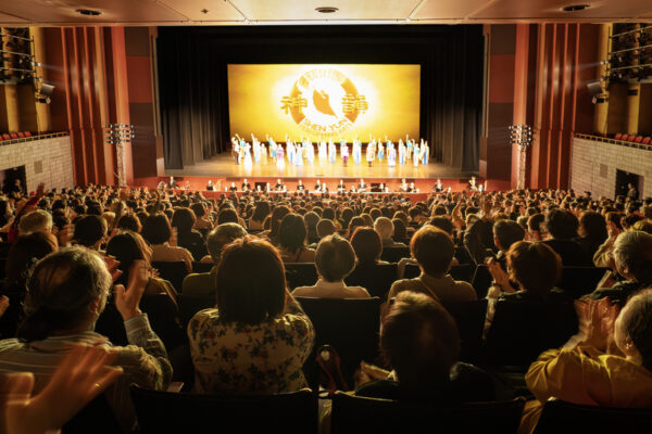 「目が釘付け」「絶対見るべき」女優が絶賛　世界的反響の神韻　京都でも喝采