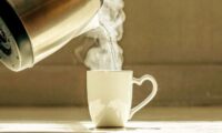 朝の白湯が体にやさしい理由